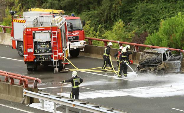 Incendiado un coche en la variante de San Sebastián