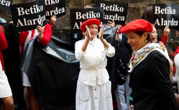 Tensión y silbatos al paso de la compañía Jaizkibel