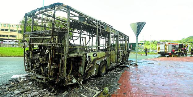 «Era un espectáculo de humo y llamas, daba miedo pasar cerca con el coche»