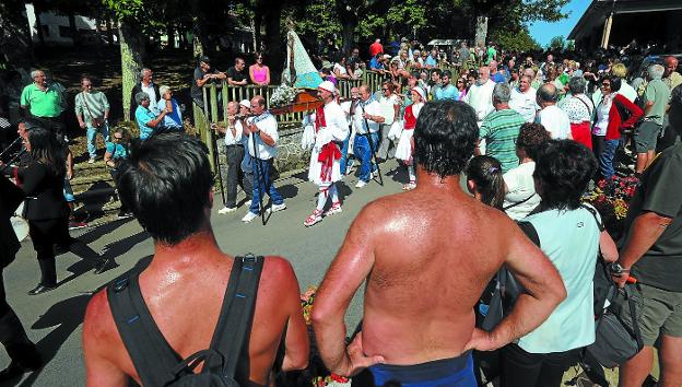 Autobuses llenos para llegar a Arrate