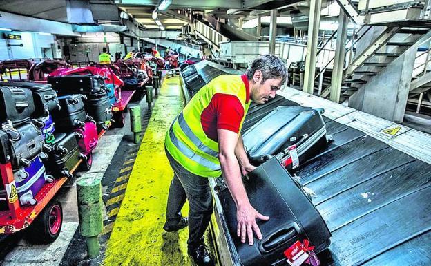 El aeropuerto de Loiu compra un container blindado especial para detonar maletas sospechosas