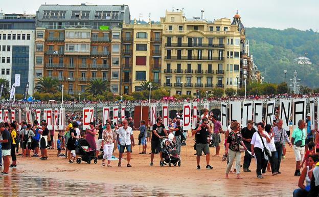 Una cadena humana pide en Donostia la paralización de las obras de la incineradora