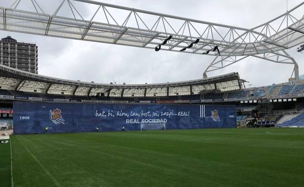 Colocada la lona en el fondo Norte de Anoeta