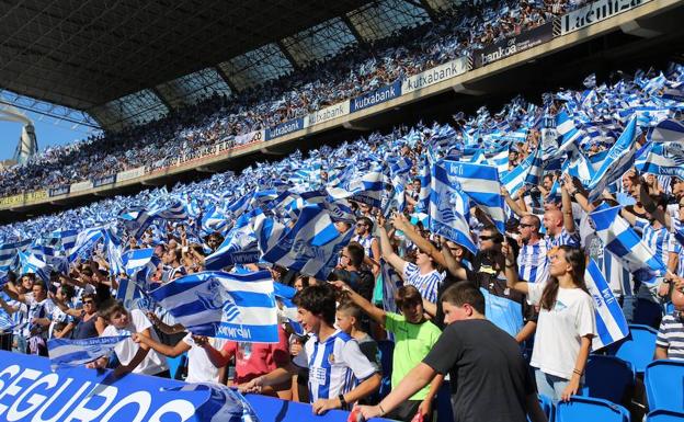 Ambientazo en las gradas de Anoeta
