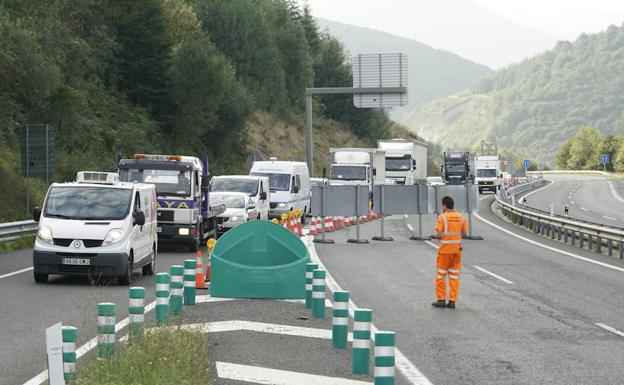 Un by-pass regula el tráfico en la A-15 tras la caída de parte de la cubierta del túnel de Belabieta