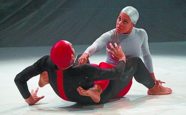 Los bailarines de Lasala, ayer durante el ensayo que realizaron en las instalaciones de Gazteszena./MICHELENA