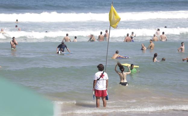Cruz Roja ha rescatado este verano a 258 personas en las playas guipuzcoanas