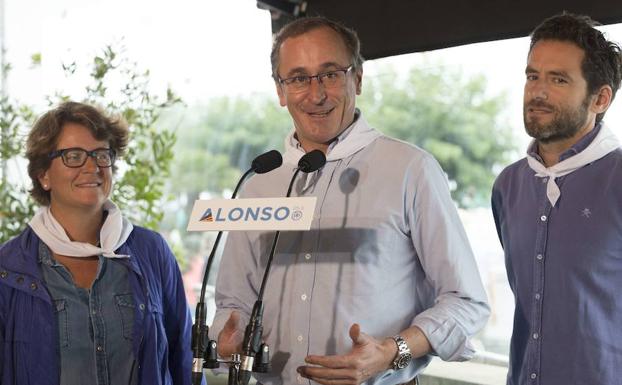 Alonso reconoce la labor de Albistur tras su anuncio de abandonar la política