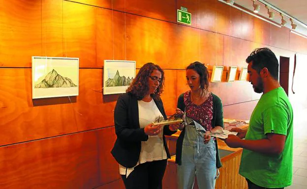 Mónica Martínez, Miriam Loidi y Garikoitz Murua, coordinador del programa Gazteartean, en la exposición./