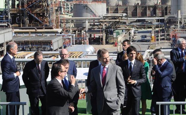 El Rey preside la colocación de la primera piedra de las nuevas instalaciones de Petronor