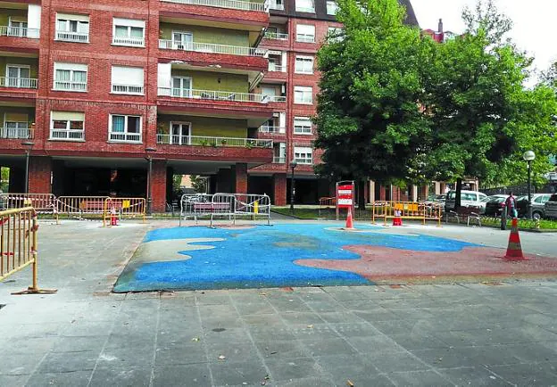 Reparación. Zona de juegos infantiles de Alzukaitz. /