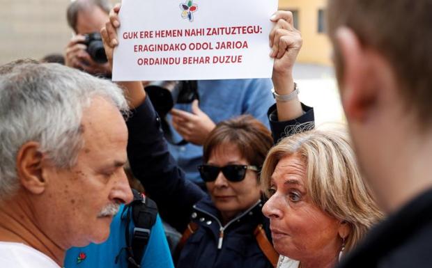 Consuelo Ordóñez irrumpe en un acto a favor de los huidos de ETA en Tolosa