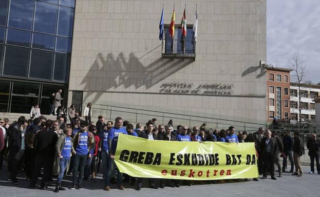 Concentraciones en Euskotren para reclamar a Gobierno Vasco la aprobación de su convenio