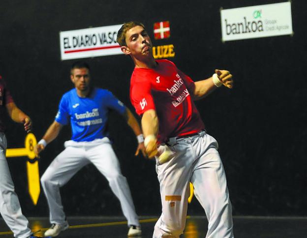 Peru Labaka sabe buscarle las cosquillas a Elola en Bergara