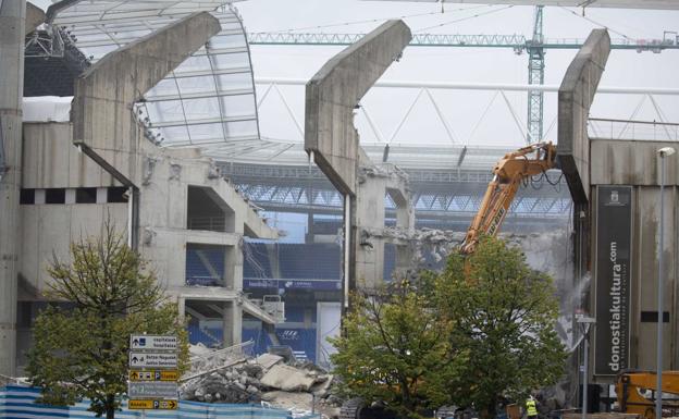 La demolición de la tribuna norte de Anoeta pisa el acelerador