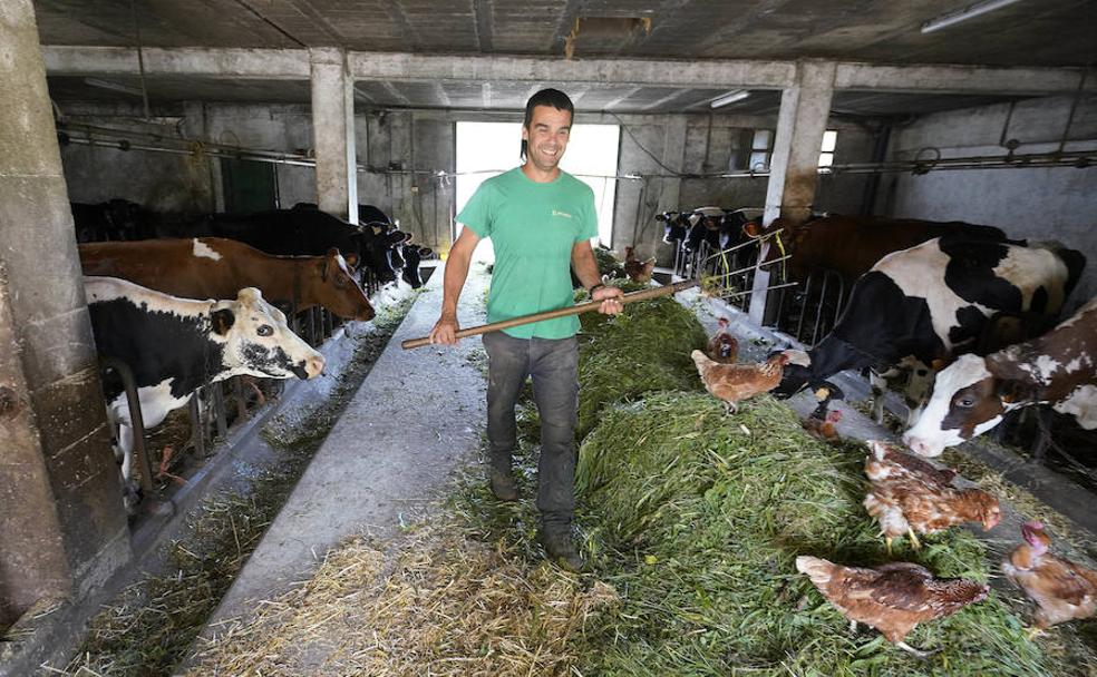 «Alguien tiene que estar aquí: animales y huerto no saben de bajas ni vacaciones»