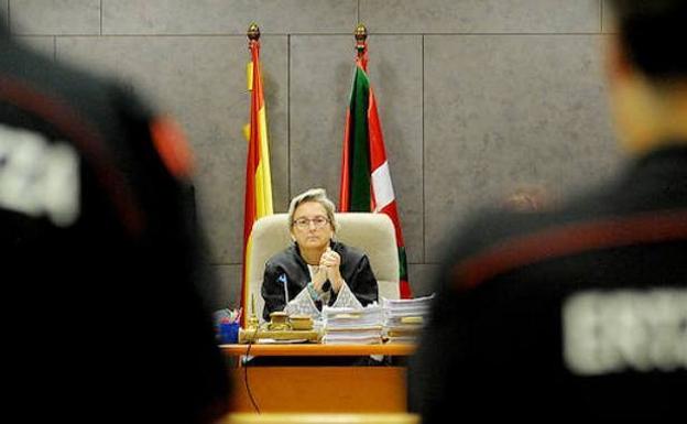 «Nos lanzaron de todo desde el callejón. A mí me dieron con una botella en el casco»