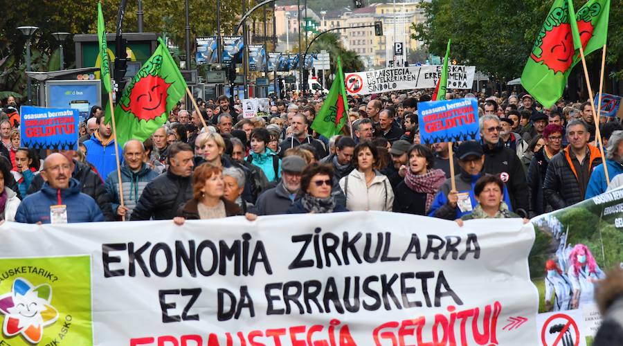 Una manifestación pide en Donostia la paralización de la incineradora