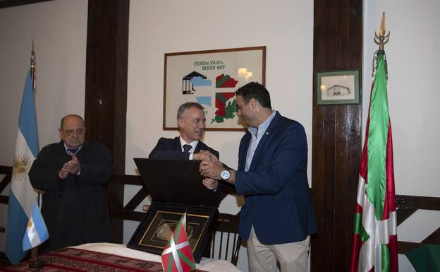 El lehendakari anuncia la creación de un archivo de memoria y actividad de las euskal etxeak en toda su historia