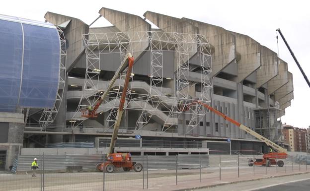 Las 'bananas' cubren la tribuna este de Anoeta