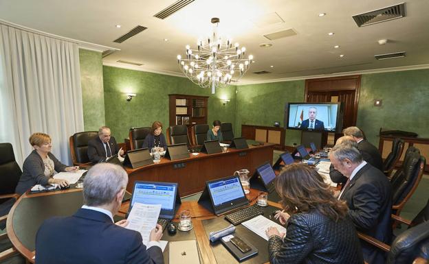 El lehendakari preside por Skype desde Chile el Consejo de Gobierno
