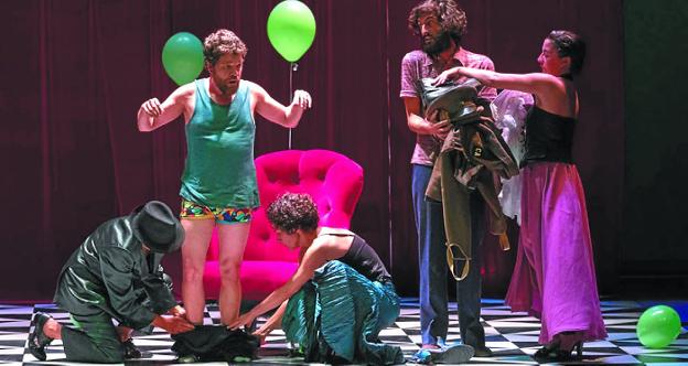 Un rey del absurdo, al escenario