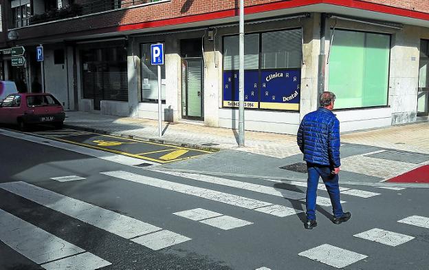 La Policía de Irun recoge de un coche a un niño de dos años al que su madre dejó solo