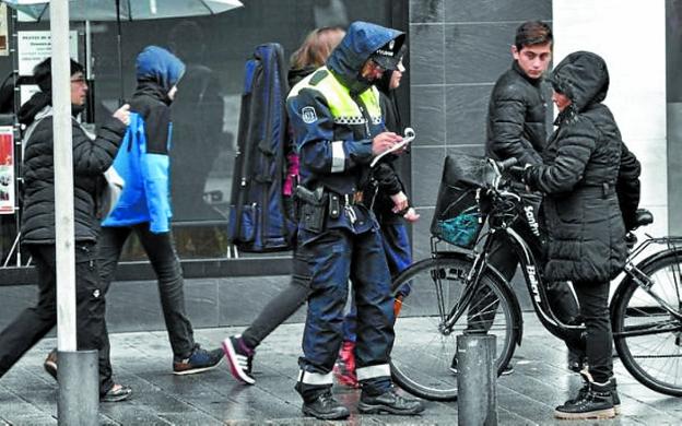 Usar el móvil y circular sin luces, las infracciones más frecuentes que cometen los ciclistas en Vitoria