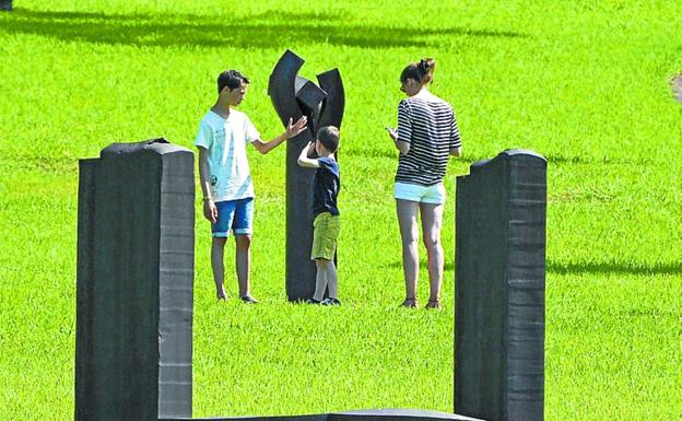 La obra de Chillida vive un nuevo impulso internacional a la espera de la reapertura de Chillida-Leku