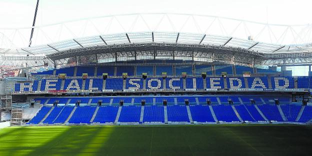 La tribuna Este Alta del estadio de Aneota luce la nueva imagen