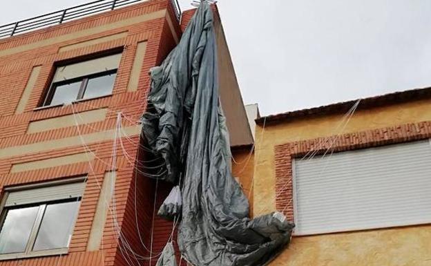Un paracaidista sufre un desvanecimiento y acaba colgado de una antena de televisión