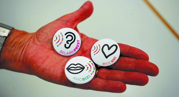 Euskaraldiarekin, txapak bistan!