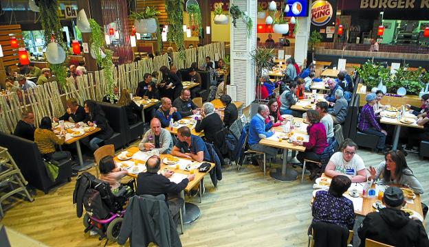 Sareuskak antolatutako Mintzodromoa atzo goizean ospatu zen Mendibil Merkataritza Guneko kafetegietan.
/ARGAZKIAK F. DE LA HERA
