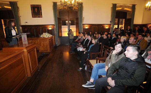 Arrasate homenajea a Isaías Carrasco