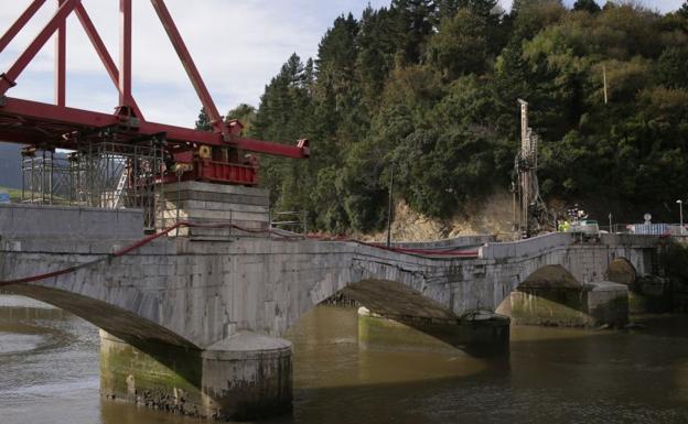 El paso peatonal del puente entre Deba y Mutriku se abrirá en marzo