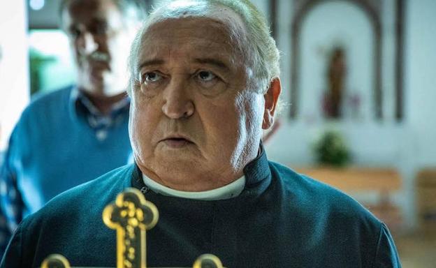 Fernando Esteso regresa con sotana al cine en una cinta de terror rural