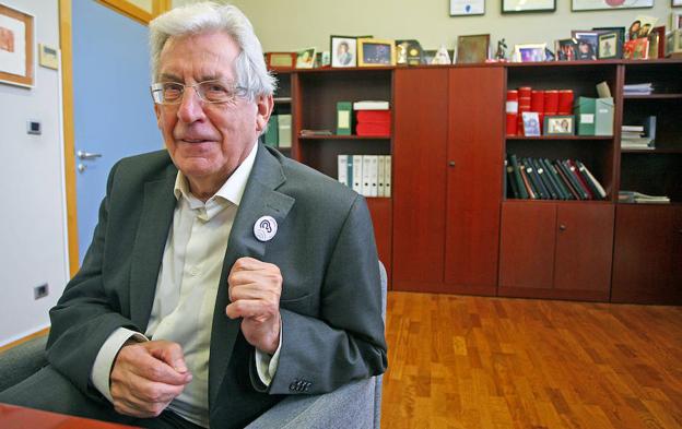 Pedro Miguel Etxenike: «Por un ecologismo cultural deberíamos cuidar el euskera»