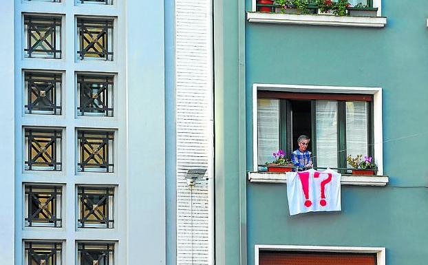 Plataforma Errebal llama a la protesta mediante carteles en las ventanas