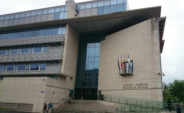 El acusado de acuchillar a un joven en Arrasate niega los hechos y dice que estaba en Vitoria