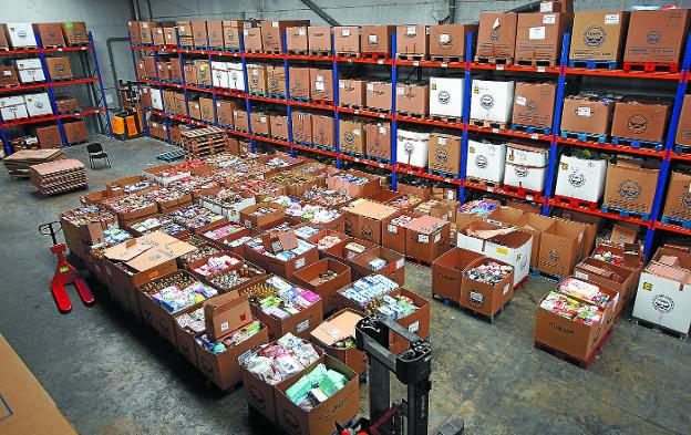 El Banco de Alimentos ya ha empezado a repartir los productos navideños