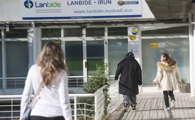 El paro baja ligeramente en Gipuzkoa en noviembre empujado por los servicios