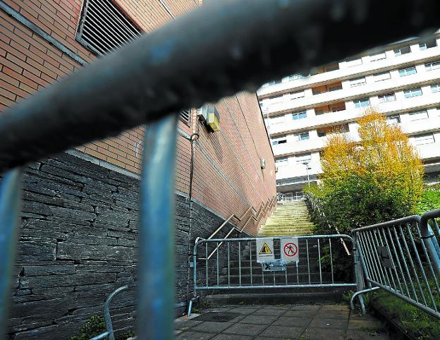 Cerradas las escaleras a Ardantza hasta que se repare un muro
