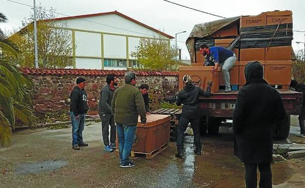 La ropa donada por los guipuzcoanos abriga ya a los refugiados en Grecia