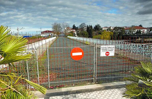 Cerrado. El puente Avenida no se puede utilizar desde el 12 de abril de 2017. / F. DE LA HERA