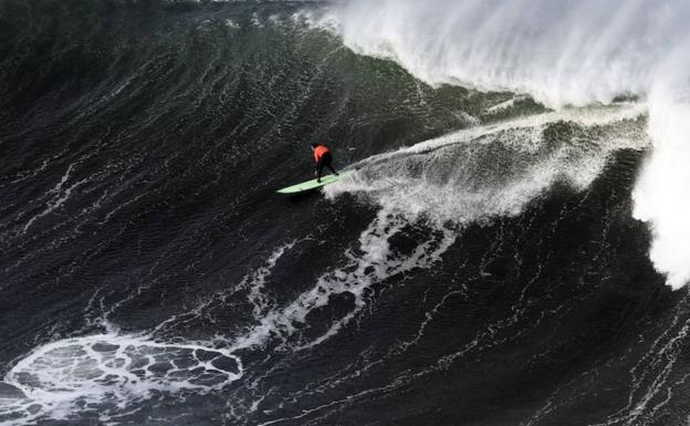 El francés Pierre Rollet se impone a Aritz Aranburu en las olas grandes de Punta Galea
