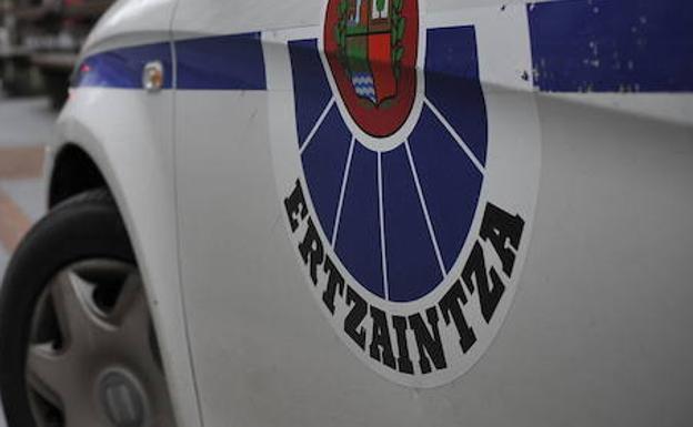 Detenido en Hernani por conducir de forma temeraria y embestir contra un coche de la Ertzaintza