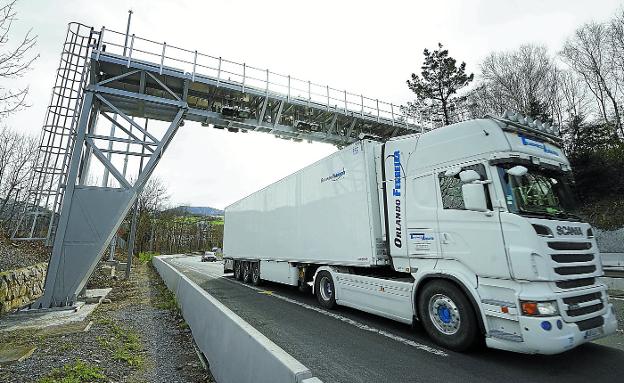 Los transportistas vuelven a recurrir los peajes guipuzcoanos por «discriminatorios»