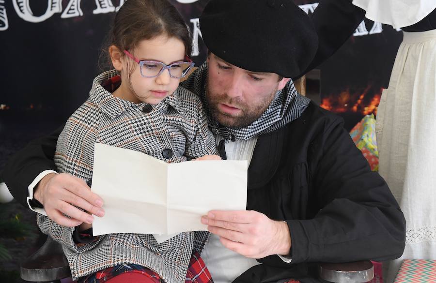 Olentzero, Mari Domingui y Papá Noel visitan Donostia