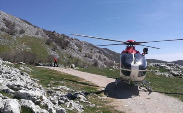 El helicóptero de la Ertzaintza rescata a un montañero de 62 años herido en Aizkorri