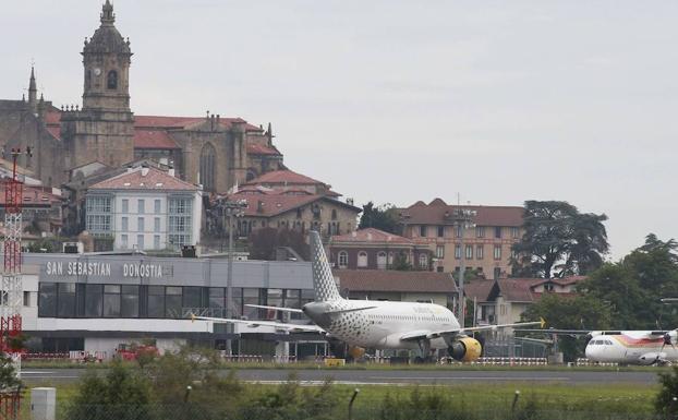 Aluvión de críticas al presidente de la Cámara de Bilbao por el aeropuerto